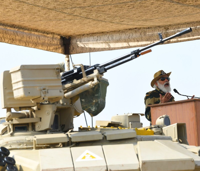 Thủ tướng Modi nói chuyện với các binh sĩ, mạnh mẽ chỉ trích “âm mưu tà ác của Trung Quốc trên lãnh thổ Ấn Độ" (Ảnh: Twitter)