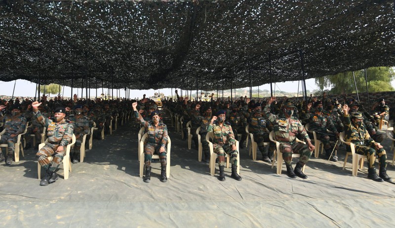 Các binh sĩ Ấn Độ bày tỏ quyết tâm chiến đấu khi nghe ông Modi nói chuyện (Ảnh: Twitter)