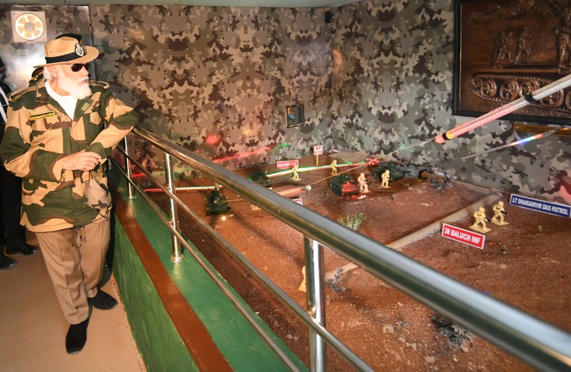 Ông Modi tham quan phòng truyền thống lưu niệm chiến tranh tại tiền đồn Longvara ở biên giới Ấn Độ-Pakistan (Ảnh: Twitter)