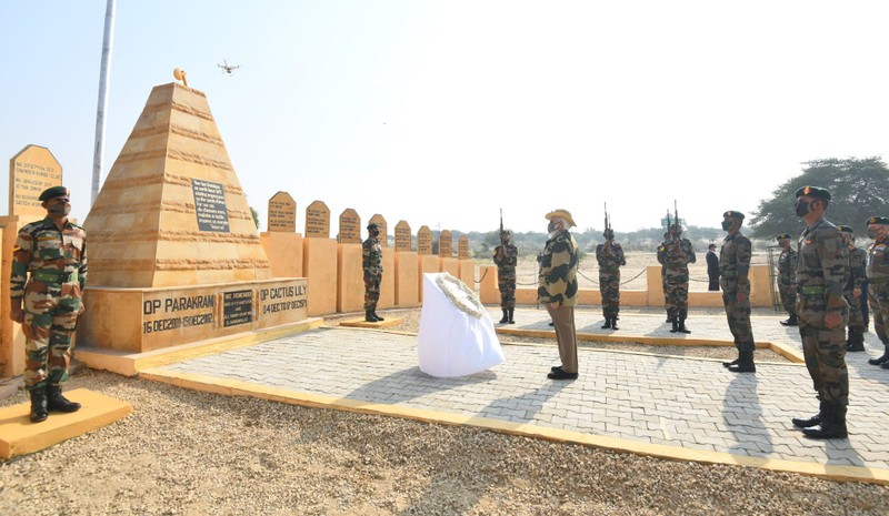 Ông Modi đặt vòng hoa viếng binh sĩ tử trận tại Đài kỉ niệm chiến tranh (Ảnh: Twitter)