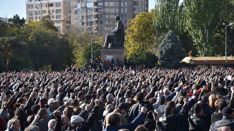 Dân chúng Armenia biểu tình đòi Thủ tướng Pashinyan từ chức (Ảnh: Getty).