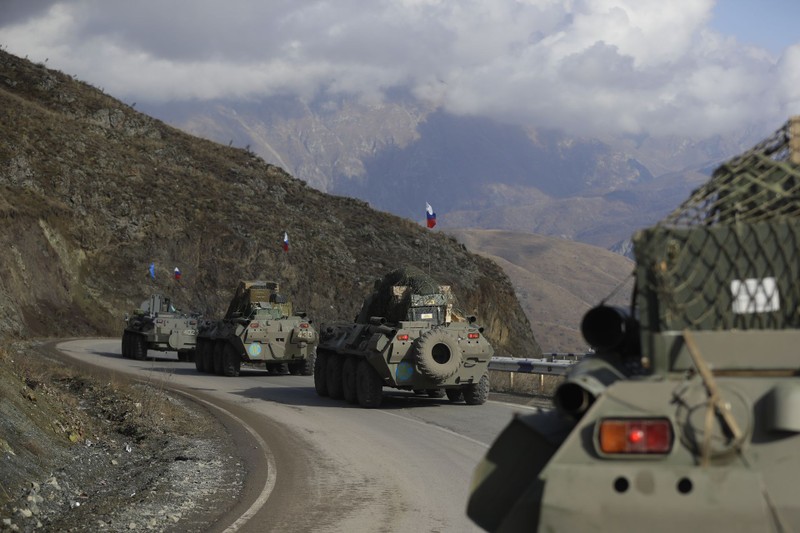 Đoàn xe của lực lượng gìn giữ hòa bình Nga kéo vào Nagorno-Karabakh hôm 13/11 (Ảnh: AP).