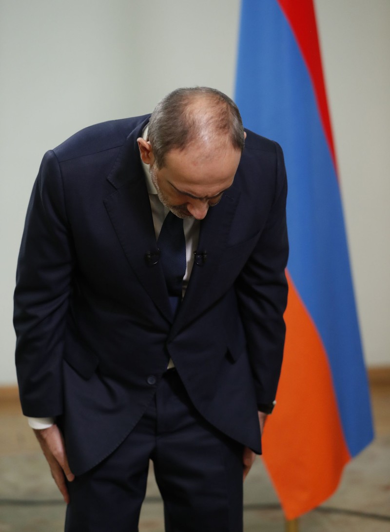 Thủ tướng Armenia Pashinyan xin lỗi dân chúng sau khi ký hiệp định ngừng bắn (Ảnh: AP).