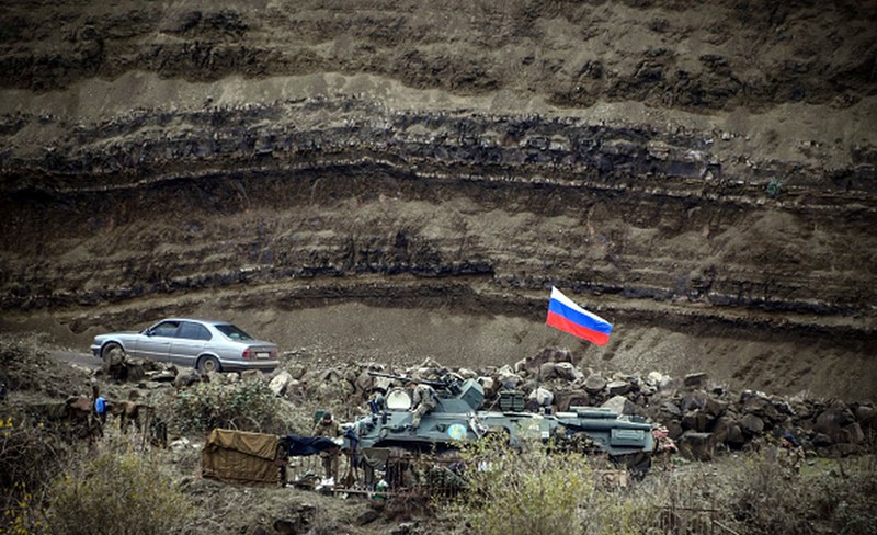 Quân đội Nga đã triển khai để gìn giữ hòa bình, giám sát thực hiện ngừng bắn. Trong ảnh: một chiếc xe của dân chúng địa phương đi qua chốt kiểm soát của quân đội Nga ở Shusha (Ảnh: AP).