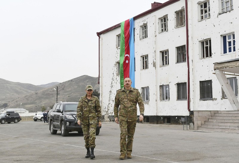 Vợ chồng Tổng thống Azerbaijan Aliyev mặc quân phục tới Nagorno-Karabakh làm lễ treo cờ mừng chiến thắng (Ảnh: AP).