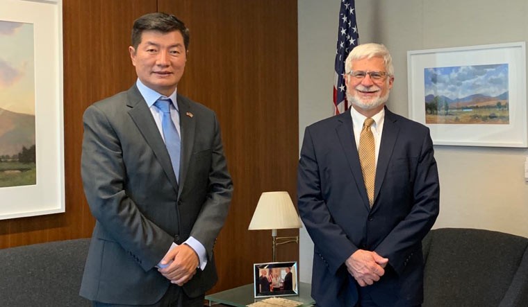 Ngày 20/11, Điều phối viên đặc biệt của Mỹ về Tây Tạng, Trợ lý Bộ trưởng Ngoại giao Robert Destro tiếp lãnh đạo "chính phủ Tây Tạng" lưu vong Lobsang Sangay (trái) tại Nhà Trắng (Ảnh: Theweek).