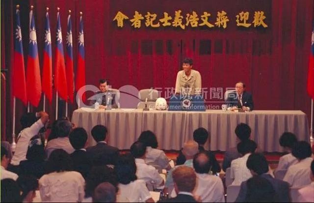 Lễ đón tiếp, trao thưởng 2 ngàn lạng vàng cho Tưởng Văn Hào, phi công Đại Lục chạy sang Đài Loan năm 1989 (Ảnh: UDN).