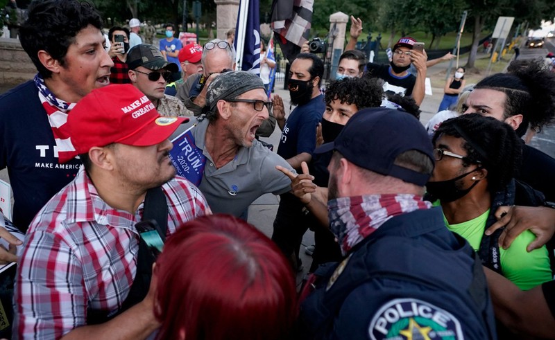Những người ủng hộ các ông Donald Trump và Joe Biden xung đột với nhau ở Texas do tranh cãi về kết quả bầu cử hôm 7/11 (Ảnh: AP).