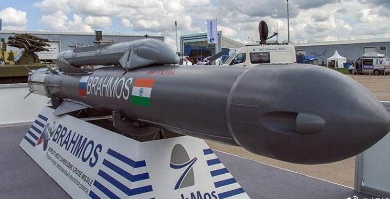 Hiện Ấn Độ đã phát triển đầy đủ 3 phiên bản tên lửa siêu thanh BrahMos phóg từ trên không, từ tàu mặt nước và đất đối đất (Ảnh: Dwnews).