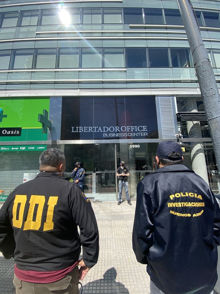 Cảnh sát và cơ quan công tố khám xét phòng khám của Luque (Ảnh: Infobae.com).