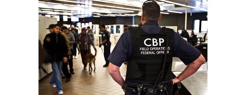 Việc các nhân viên thực thi pháp luật Mỹ kiểm tra nhân thân đảng viên người Trung Quốc nhập cảnh gây nên phản ứng mạnh mẽ (Ảnh: Guancha).