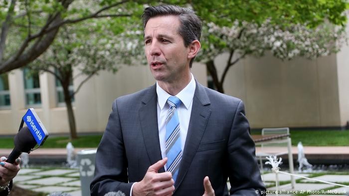 Bộ trưởng Thương mại Australia Simon Birmingham chỉ trích các biện pháp trừng phạt của Bộ Thương mại Trung Quốc là "cực kỳ không công bằng, không hợp lý và vô căn cứ" (Ảnh: Deutsche Welle).