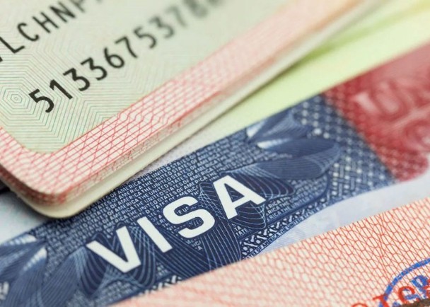 Từ ngày 2/12.Mỹ sẽ rút ngắn thời hạn thời hạn của visa cấp cho các đảng viên Đảng Cộng sản Trung Quốc (ĐCSTQ) và người nhà từ 10 năm xuống một tháng, điều được cho là ảnh hưởng đến 270 triệu người Trung Quốc (Ảnh: Dongfang).