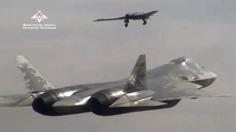 Sau S-70 Okhotnik , tháng 8/2020, Nga lại tung ra hai loại UAV làm kho vũ khí bay cho SU-57 (Ảnh: BQP Nga).