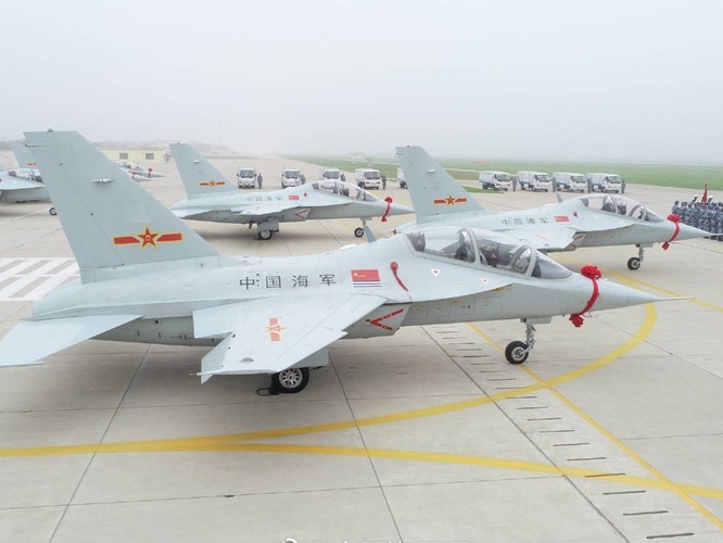 Máy bay huấn luyện cao cấp L-15 của Trung Quốc được lắp động cơ AI-222-25F do Motor Sich cung cấp (Ảnh: Dwnews).