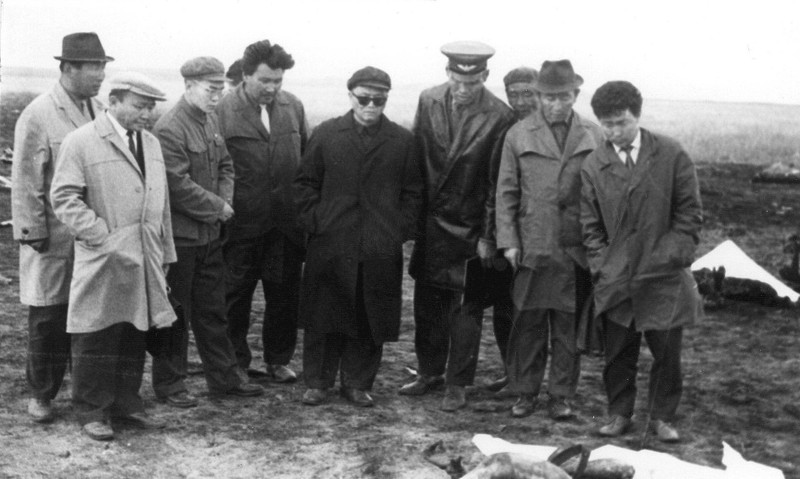 Các chuyên gia Liên Xô, Trung Quốc và Mông Cổ tại hiện trường máy bay rơi (Ảnh: VCG). Các chuyên gia Liên Xô, Trung Quốc và Mông Cổ tại hiện trường máy bay rơi (Ảnh: VCG).