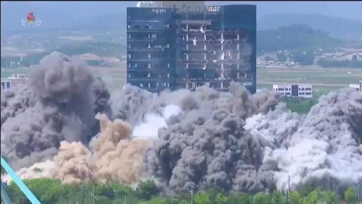 Tháng 6/2020, Triều Tiên phá hủy Tòa nhà liên lạc hai miền do tức giận với việc Hàn Quốc cho phép tán phát truyền đơn qua biên giới (Ảnh: KCNA).