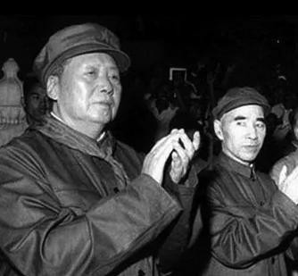 Bức ảnh cho thấy sự không vừa lòng của Lâm Bưu đối với Mao Trạch Đông (Ảnh: Kanlishi). Bức ảnh cho thấy sự không vừa lòng của Lâm Bưu đối với Mao Trạch Đông (Ảnh: Kanlishi).