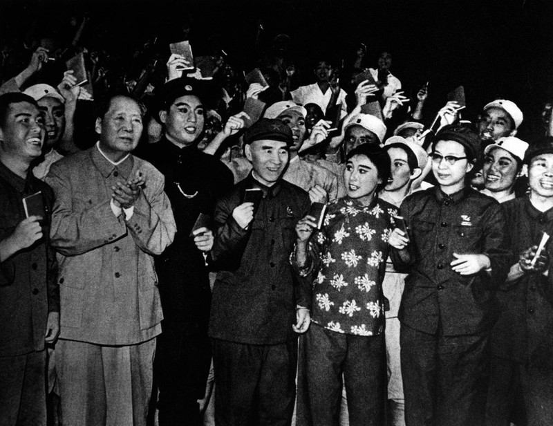 Mao Trạch Đông , Lâm Bưu và Giang Thanh cùng các diễn viên "kịch mẫu" sau buổi biểu diễn (Ảnh: Kanlishi). Mao Trạch Đông , Lâm Bưu và Giang Thanh cùng các diễn viên "kịch mẫu" sau buổi biểu diễn (Ảnh: Kanlishi).
