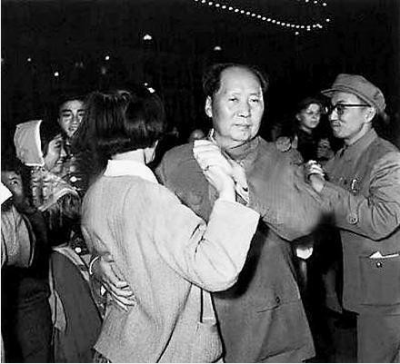 Ông Mao Trạch Đông khiêu vũ cùng nữ thư kí cơ yếu Tạ Tĩnh Nghi (Ảnh:china.com) Ông Mao Trạch Đông khiêu vũ cùng nữ thư kí cơ yếu Tạ Tĩnh Nghi (Ảnh:china.com)