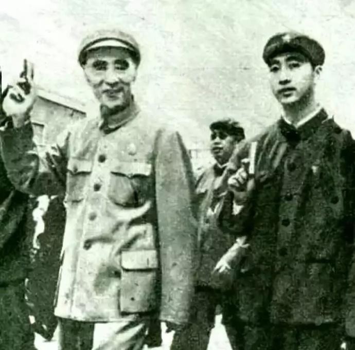 Lâm Bưu và con trai Lâm Lập Quả, người đeo kính đen phía sau là Ngô Pháp Hiến, Tư lệnh Không quân (Ảnh: VCG). Lâm Bưu và con trai Lâm Lập Quả, người đeo kính đen phía sau là Ngô Pháp Hiến, Tư lệnh Không quân (Ảnh: VCG).