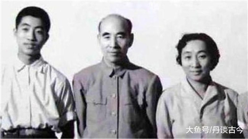 Vợ chồng Lâm Bưu - Diệp Quần và con trai Lâm Lập Quả, cả ba đã tử nạn trong vụ rơi máy bay tại Mông Cổ ngày 13/9/1971 (Ảnh: dayu). Vợ chồng Lâm Bưu - Diệp Quần và con trai Lâm Lập Quả, cả ba đã tử nạn trong vụ rơi máy bay tại Mông Cổ ngày 13/9/1971 (Ảnh: dayu).