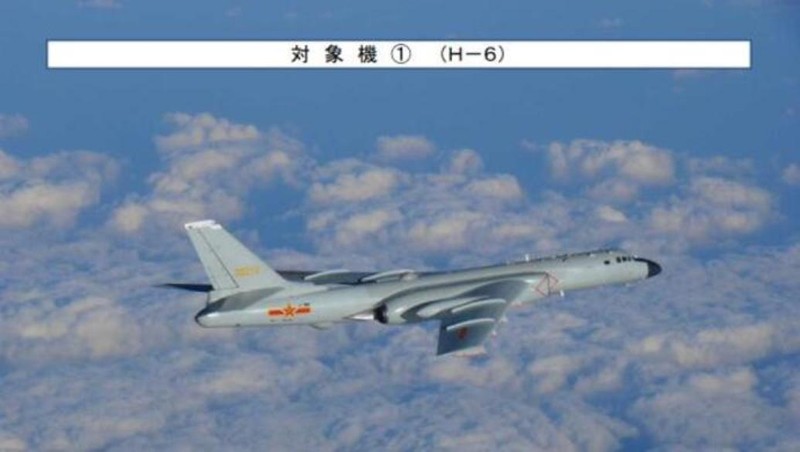 Máy bay H-6K của Trung Quốc trong hoạt động ngày 22/12 do không quân Nhật chụp (Ảnh: Huanqiu).