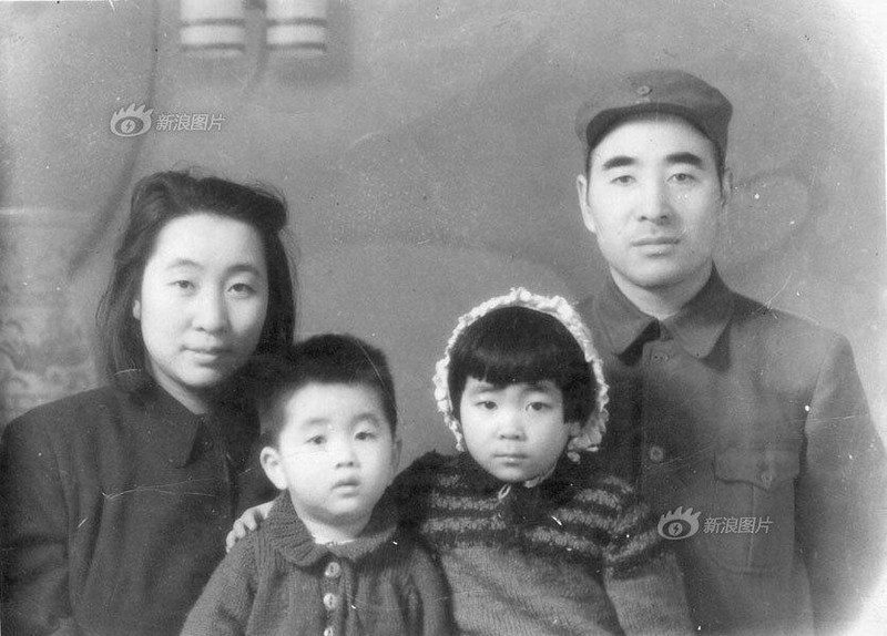 Gia đình Lâm Bưu khi Lâm Đậu Đậu và Lâm Lập Quả còn nhỏ (Ảnh: Sina).