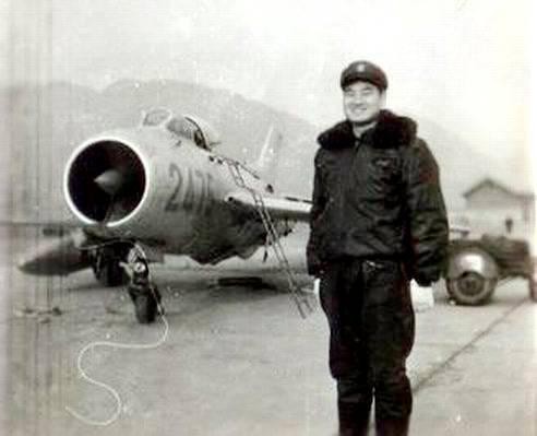 Phi công Phan Cảnh Dần, Sư đoàn phó sư 34 kiêm cơ trưởng chuyên cơ 256 (Ảnh: Kanlishi).