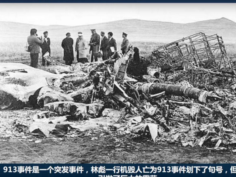 Đoàn công tác hỗn hợp Trung Quốc - Mông Cổ - Liên Xô bên xác chiếc chuyên cơ 256 (Ảnh: Kanlishi).