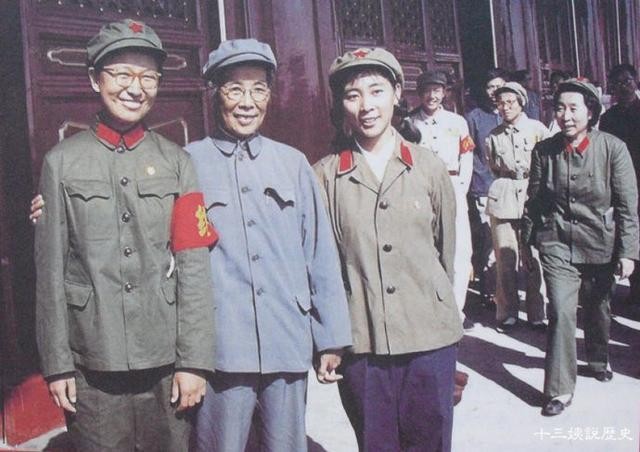 Lâm Đậu Đậu (phải) và Lý Nạp (trái. con gái Mao Trạch Đông). (Ảnh: Shuolishi)