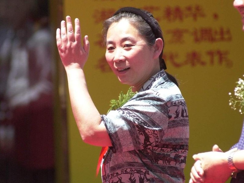 Lâm Đậu Đậu năm 2001 mở quán ăn kinh doanh ở Bắc Kinh (Ảnh: Dwnews).