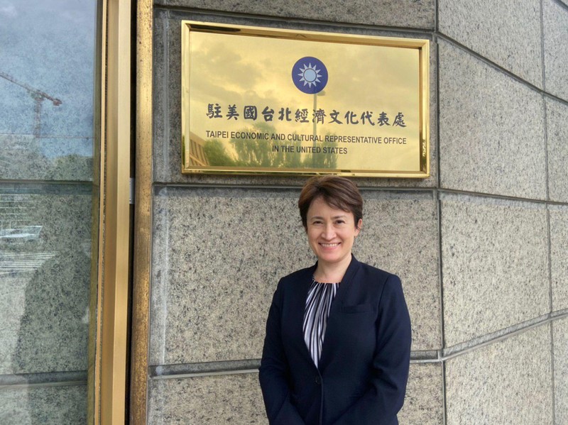 Bà Tiêu Mỹ Cầm trước Văn phòng đại diện kinh tế văn hóa Đài Loan tại Mỹ (Ảnh: Dwnews).