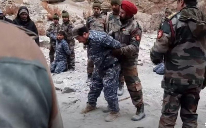 Cảnh quân Ấn Độ bắt lính Trung Quốc trong phim do Ấn Độ sản xuất (Ảnh: Dwnews).