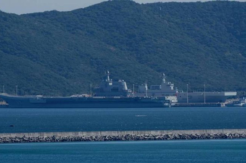 Tàu sân bay Sơn Đông và tàu tấn công đổ bộ Type 075 ở Tam Á, Hải Nam (Ảnh: Dwnews). Tàu sân bay Sơn Đông và tàu tấn công đổ bộ Type 075 ở Tam Á, Hải Nam (Ảnh: Dwnews).