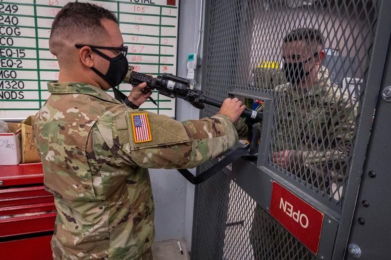 Lính Vệ binh quốc gia nhận vũ khí để triển khai đến Washington (Ảnh: Dongfang). Lính Vệ binh quốc gia nhận vũ khí để triển khai đến Washington (Ảnh: Dongfang).