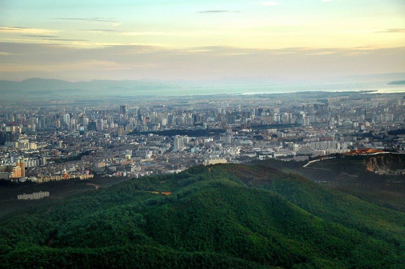 Núi Trường Trùng nhìn xuống Côn Minh (Ảnh: Sina)