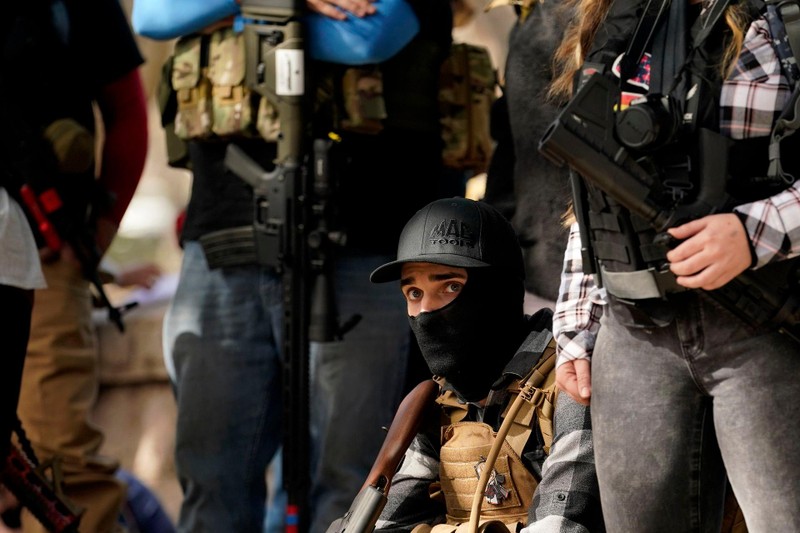 Ngày 17 tháng 1, những người biểu tình có vũ trang tụ tập bên ngoài tòa nhà nghị viện bang Texas ở Austin (Ảnh: AP)