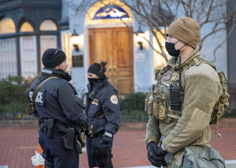 Vệ binh quốc gia và cảnh sát cùng chốt giữ các điểm xung yếu ở Washington (Ảnh: Dongfang).