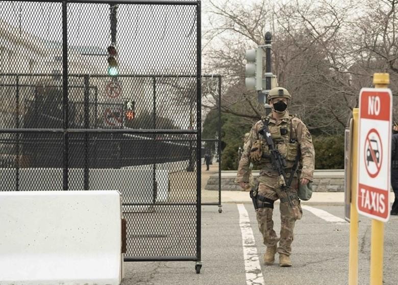 Lính Vệ binh quốc gia phong tỏa Điện Capitol (Ảnh: Dongfang).