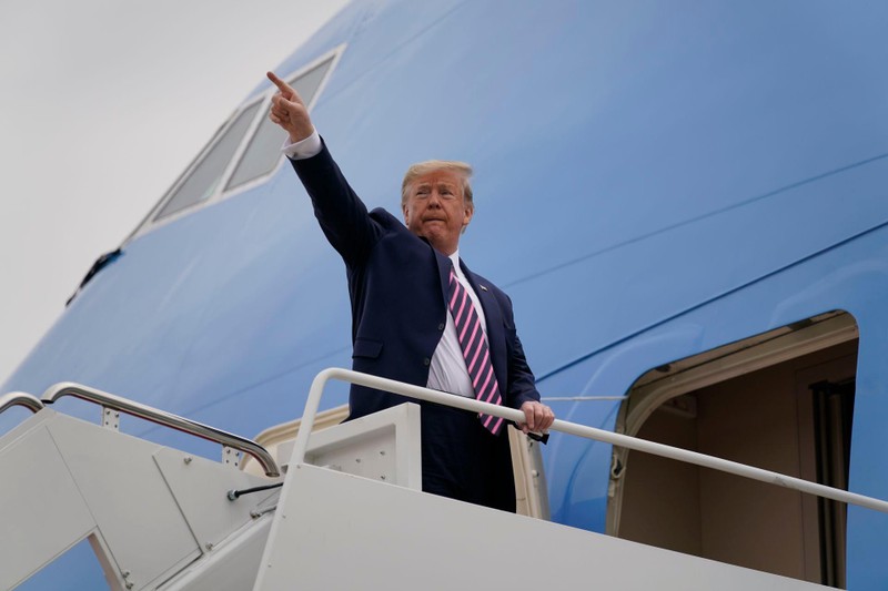 Ông Trump lên chuyên cơ "Air Force One" rời Washington (Ảnh: AP).