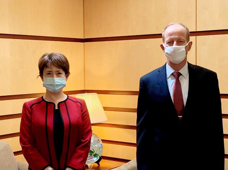 Cựu Trợ lý Ngoại trưởng David R. Stilwell và Đại diện Đài Loan tại Mỹ Tiêu Mỹ Cầm (Ảnh: Reuters).