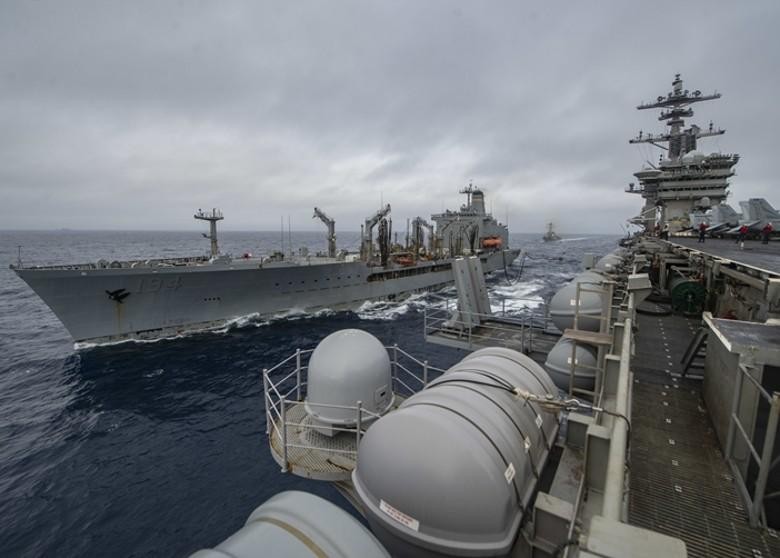 Các tàu chiến Mỹ huấn luyện tiếp tế trên biển (Ảnh: Dongfang). Các tàu chiến Mỹ huấn luyện tiếp tế trên biển (Ảnh: Dongfang).