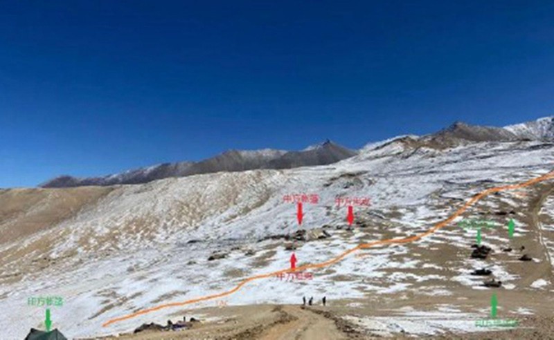 Xe tăng Trung Quốc (mũi tên đỏ) đối đầu với xe tăng Ấn Độ (xanh) tại khu vực biên giới (Ảnh: Dwnews).