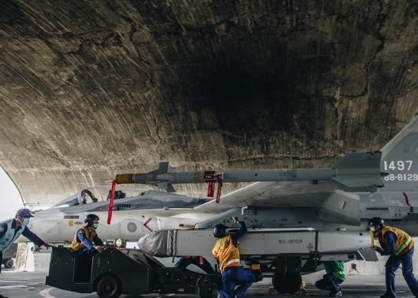Các nhân viên mặt đất của căn cứ không quân Đài Nam đang lắp tên lửa hành trình Vạn Kiếm lên máy bay IDF (Ảnh: Dongfang).