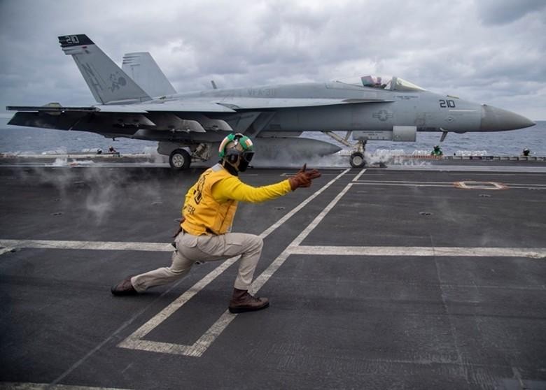 Máy bay Mỹ tập cất cánh trên tàu sân bay USS Roosevelt (Ảnh: Dwnews).