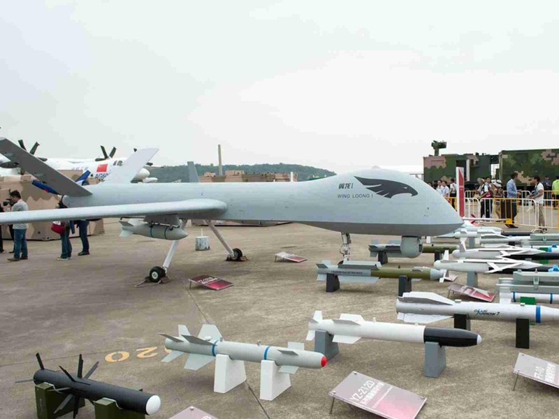 Wing Loong-I cùng "đồ chơi" tại Triển lãm hàng không Chu Hải (Ảnh: Dwnews).