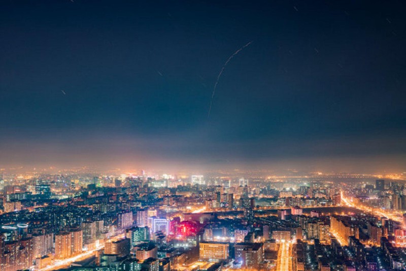 Vệt khói, dấu vết của vụ đánh chặn trên bầu trời Bắc Kinh (Ảnh: Dwnews).