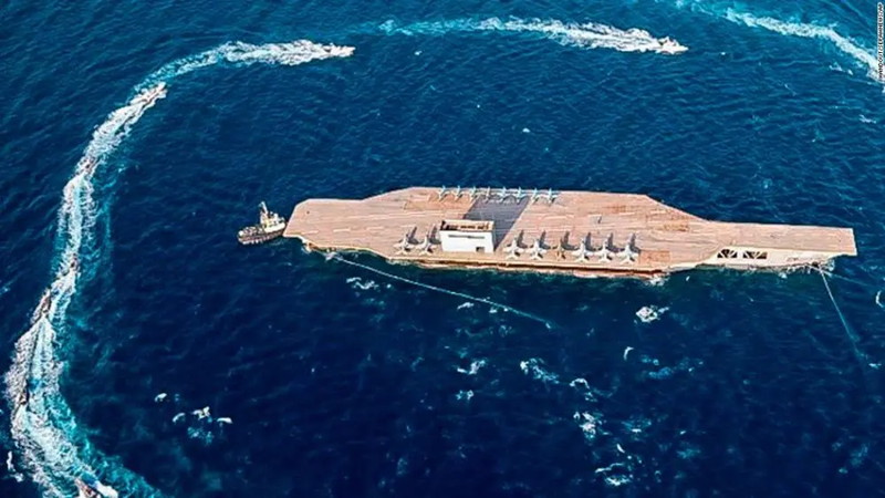 Xuồng cao tốc Iran diễn tập bao vây tàu sân bay (Ảnh: Sohu).