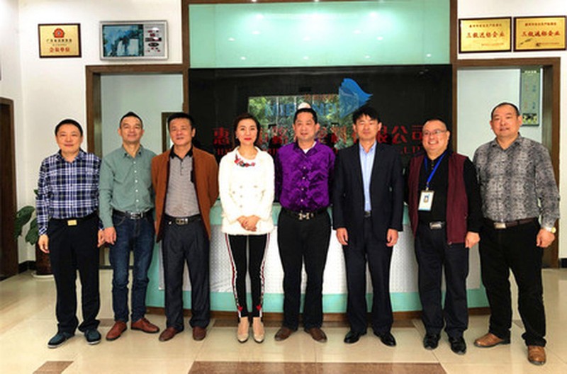 Lý Tiểu Quỳnh (áo trắng) và các nam đồng sự (Ảnh: Dwnews).